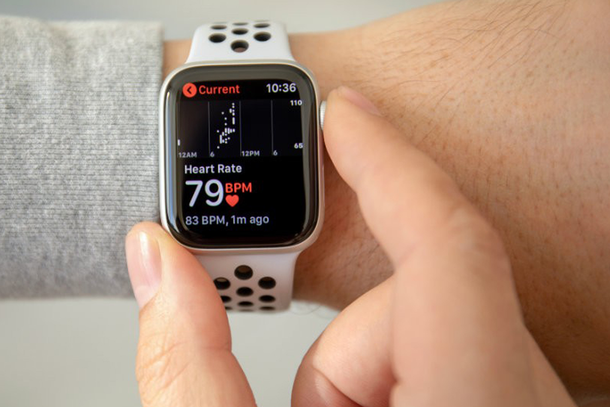 Apple Watch Saved Woman Life Detects Deadly Tumour Irregular Heartbeat Apple Watch ने ऐसे बचाई 1060