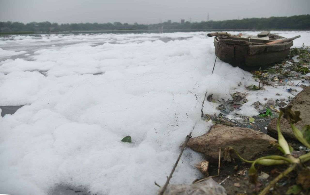 सरकारी दावों की हकीकत : राजधानी लखनऊ की गोमती नदी की तस्वीर