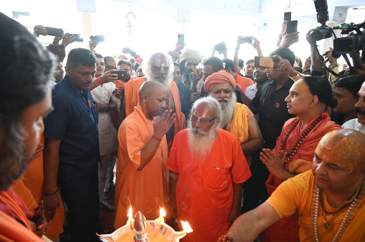 रामचंद्र दास परमहंस की पुण्यतिथि पर संतों से मिले सीएम योगी, सुरक्षा और विकास पर संतों ने की शिकायत