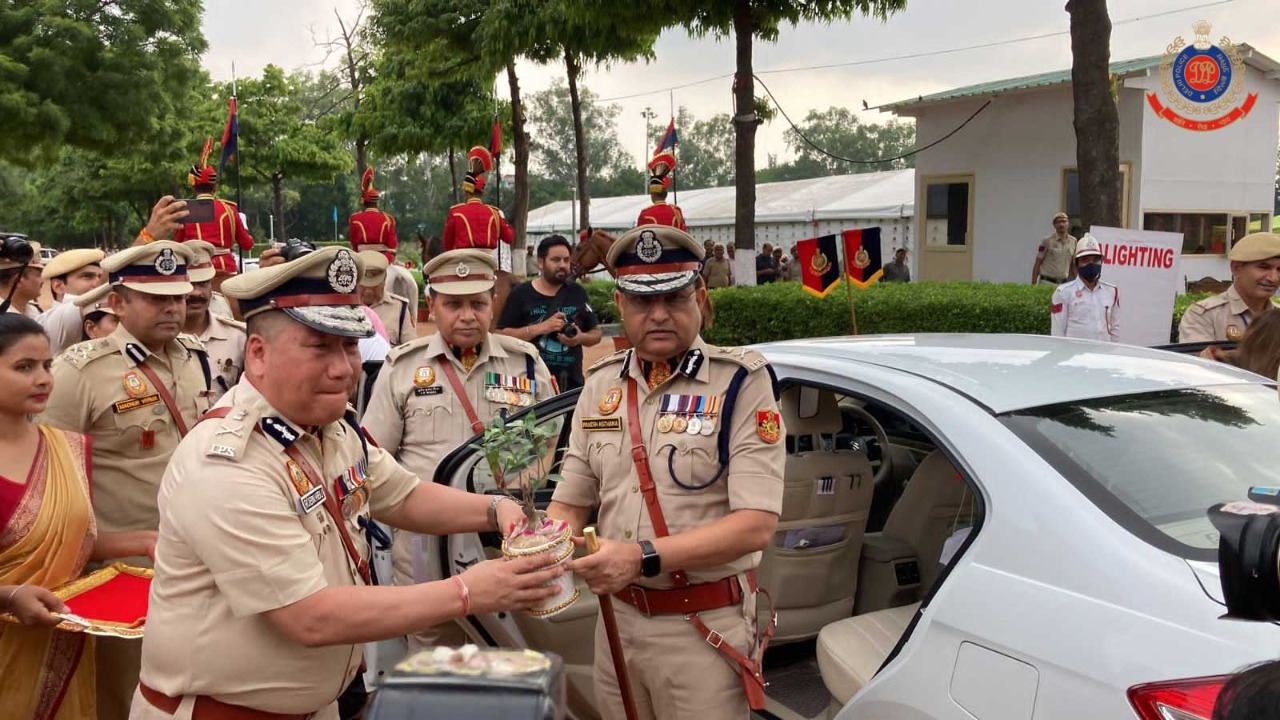 Delhi: दिल्ली पुलिस के निवर्तमान कमिश्नर राकेश अस्थाना को मिली फेयरवेल परेड
