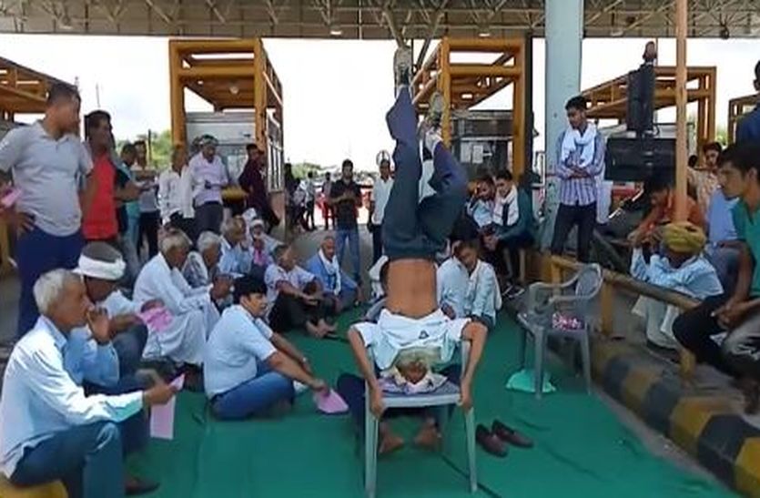 किसान संगठनों ने किया चक्का जाम प्रदर्शन, जाम लगने पर राहगिरों ने भी जताया आक्रोश