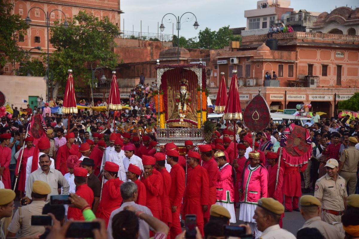 जयपुर में साकार हुई परंपरा, शाही ठाठ से निकली तीज की सवारी