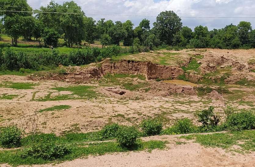 गांव का पूर्व सरपंच अवैध खनन से मुरम निकालकर बनाता रहा रेत, इसलिए खाई में डूबे बच्चे