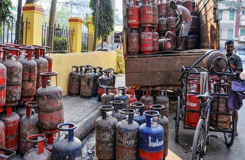 Commercial gas cylinder 36 rupees cheaper | Commercial gas cylinder: कमर्शियल  गैस सिलेंडर 36 रुपए सस्ता | Patrika News