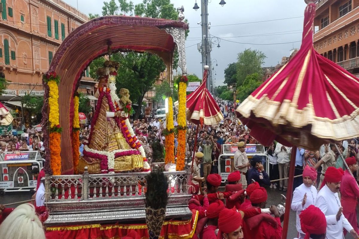 जयपुर में दूसरे दिन भी परंपरा हुई साकार, निकली तीज की सवारी