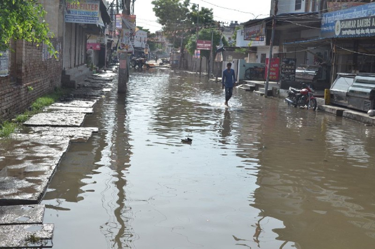SriGanganagar बरसाती पानी से तंग आया अमला, सड़कों से पानी नहरों में डालने का दौर