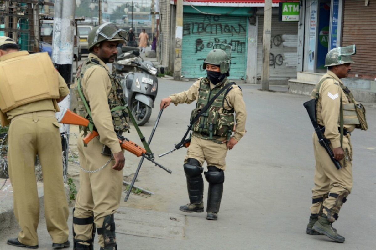 जम्मू कश्मीर के रामबन में पुलिस फोर्स पर आतंकवादियों ने किया ग्रेनेड अटैक, सर्च ऑपरेशन जारी
