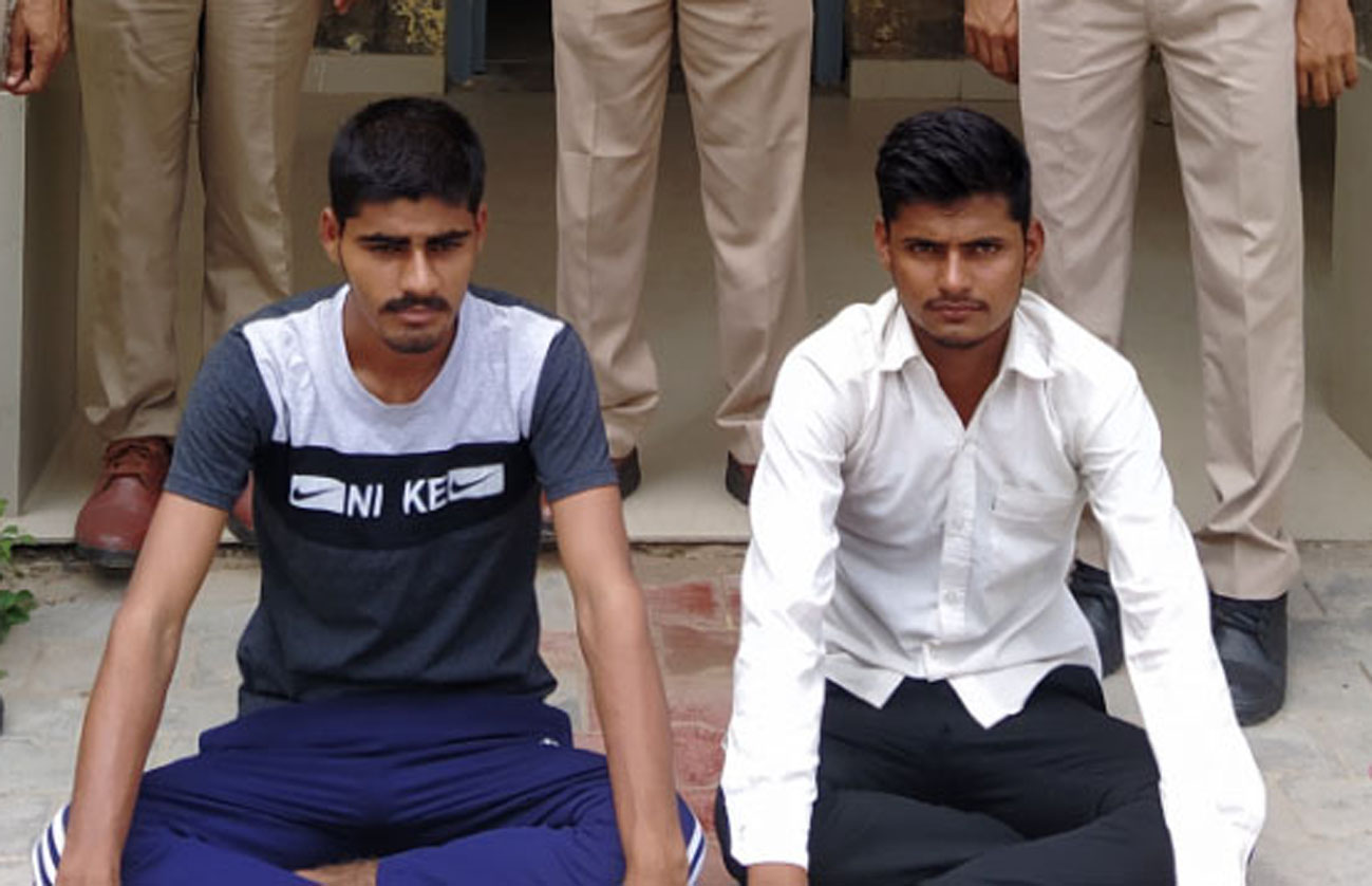 - आरोपियों को पुलिस ने जोधपुर से दस्तयाब किया, जहां से वे फरार होने वाले थे