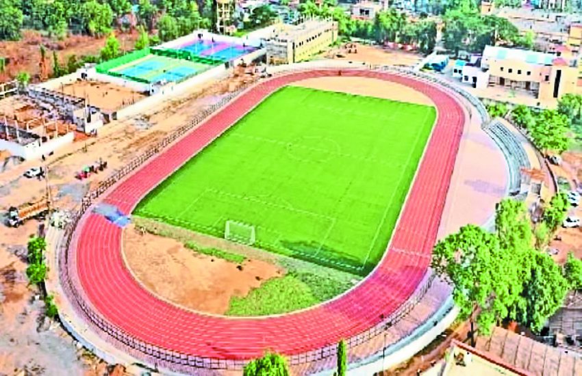 इंदिरा स्टेडियम का मैदान जहां पानी की वजह से मैदान फूल गया।