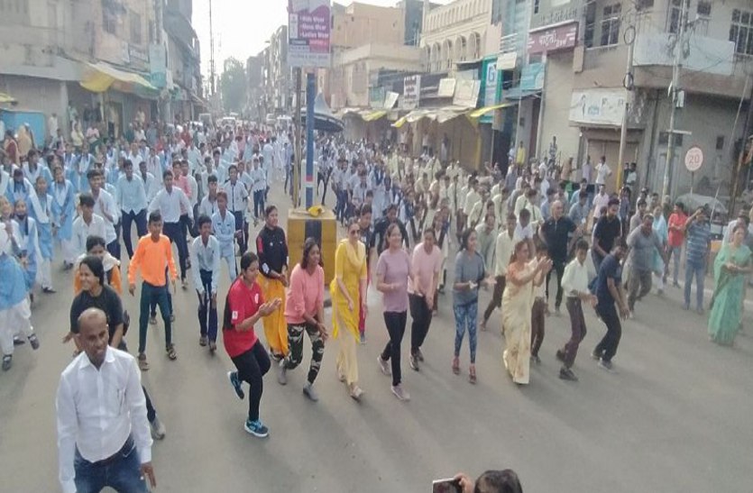 खंडवा गौरव दिवस पर शहरवासियों ने किया जुम्बा डांस