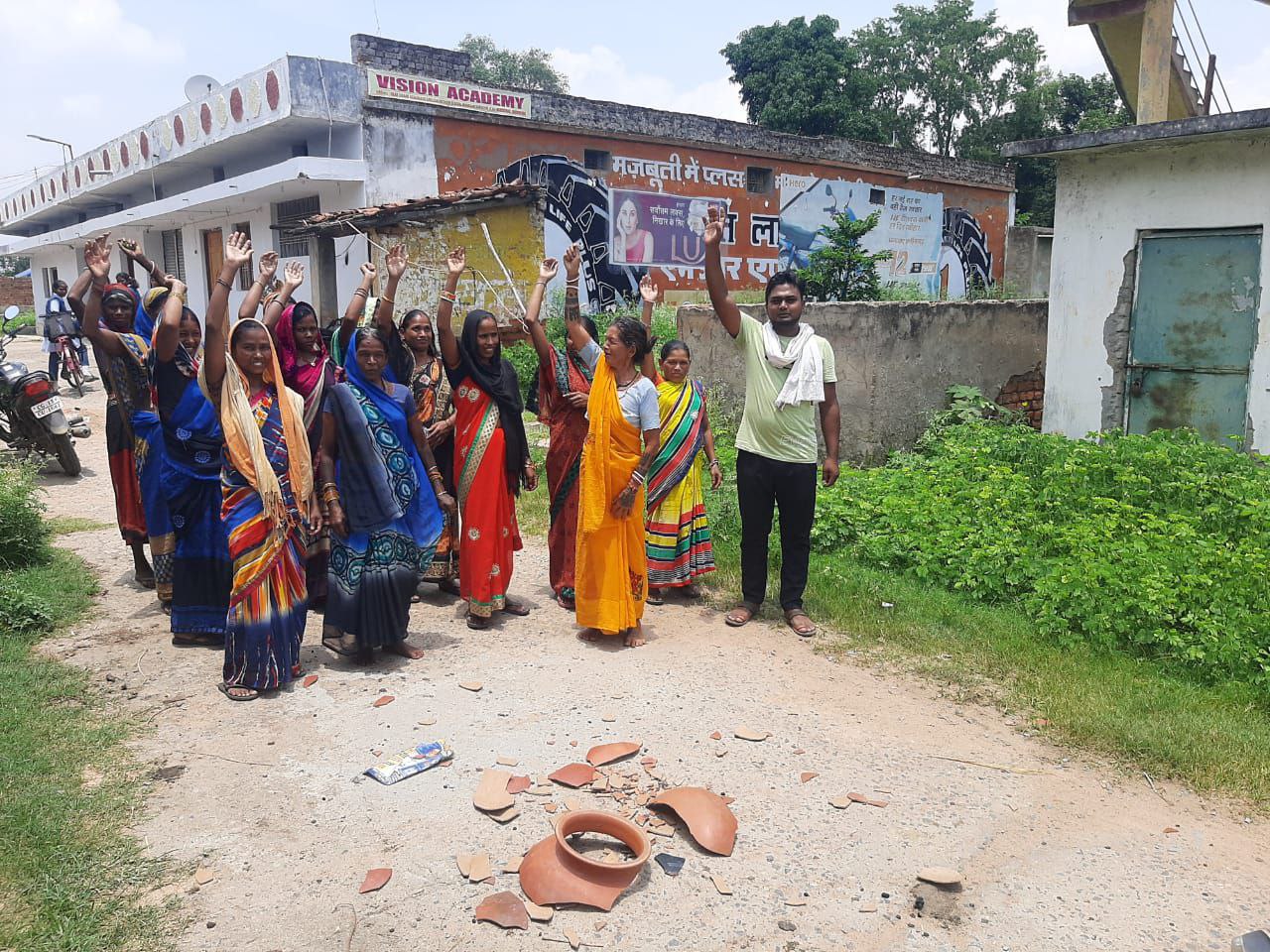 पेयजल संकट को लेकर जयनगर में ग्रामीणों ने मटकी फोडक़र किया विरोध प्रदर्शन