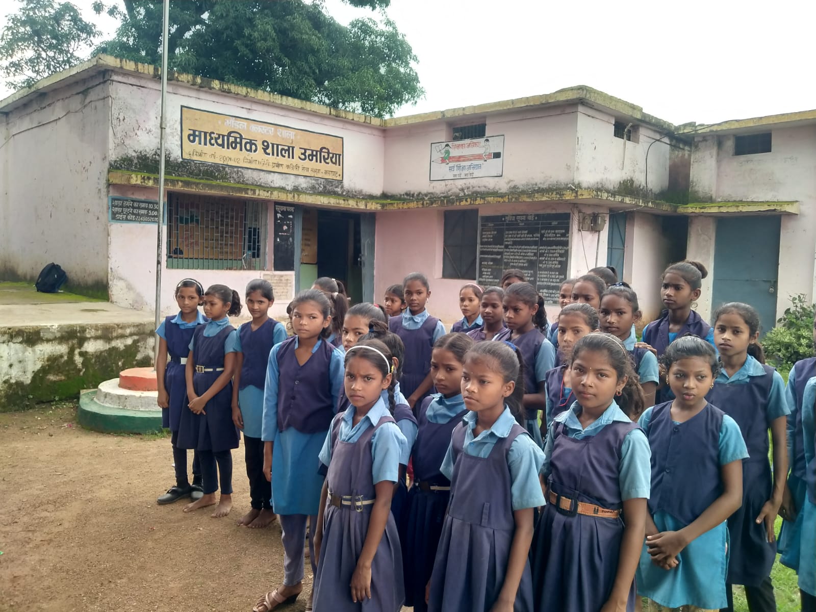 समय पर शाला नहीं पहुंचे शिक्षक, मैदान में खेलते रहे बच्चे