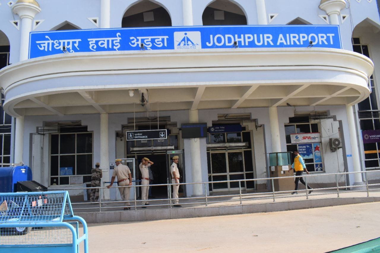 Airport: दिल्ली-मुंबई से अधिक दूर है जयपुर-उदयपुर