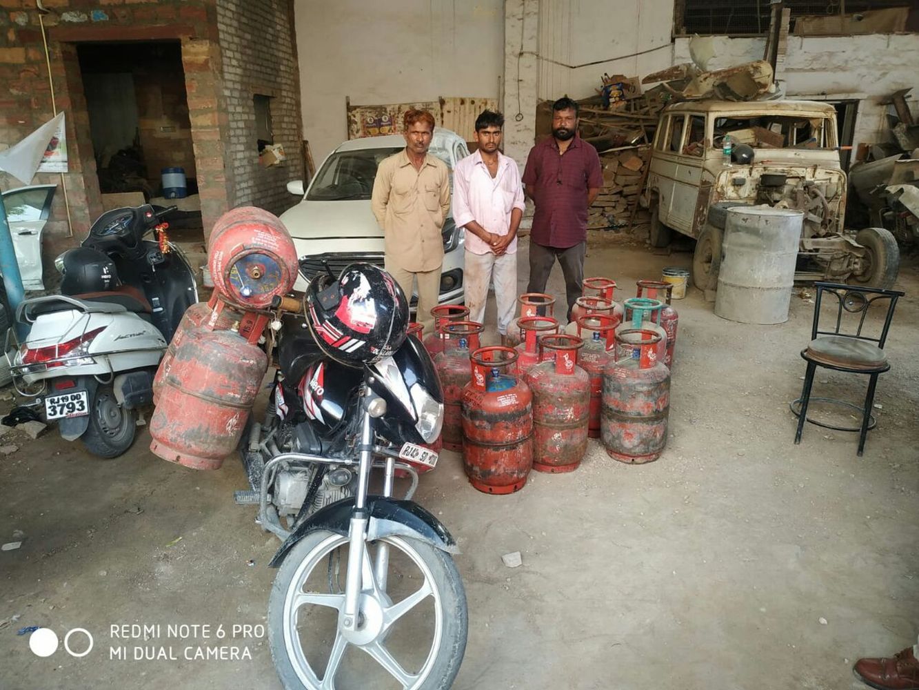 Miss use of LPG Gas : घरेलू गैस सिलेण्डरों से ऑटो रिक्शा में दुरुपयोग
