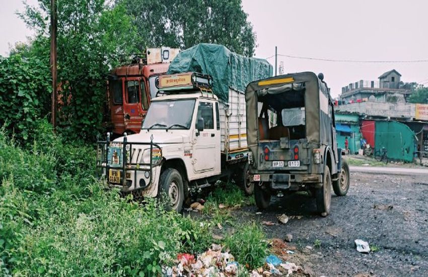 कोरोना में हुई भाई की मौत, घर खड़ी गाड़ी पहुंची गई थाने