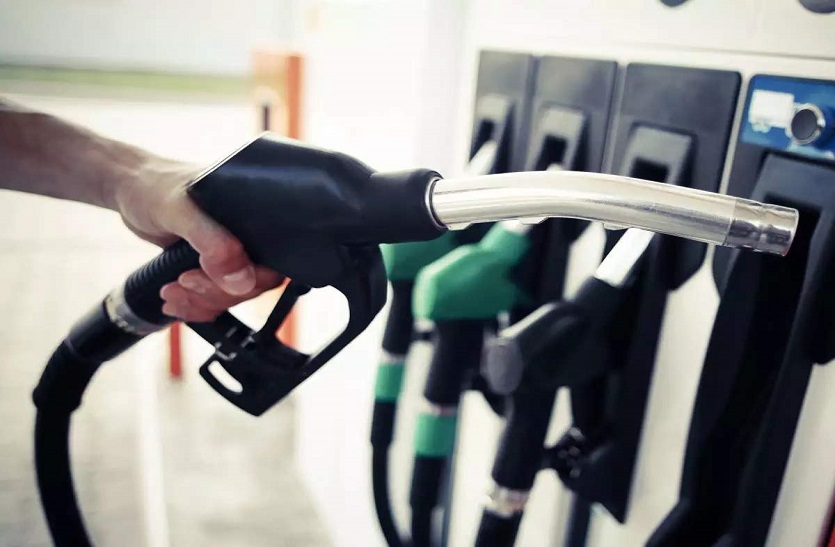 petrol diesel price today: कच्चा तेल हुआ सस्ता, पेट्रोल-डीजल अभी भी महंगा