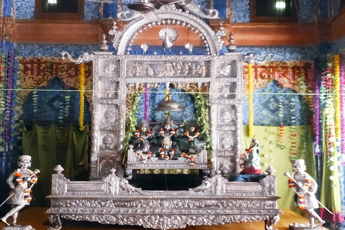 अयोध्या के इस मंदिर में झूलनोत्सव की अद्भुद परंपरा, 2 कुंतल चांदी से बने झूले को सजाते है 5 पुजारी
