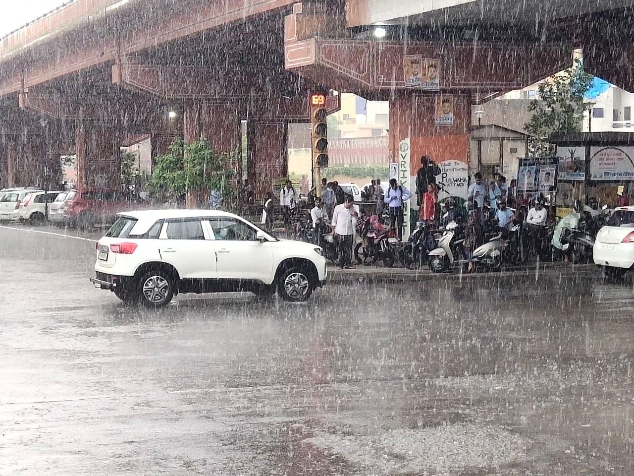 सावन में झूम कर बरसे बादल, जयपुर में सवेरे से ही बारिश का दौर