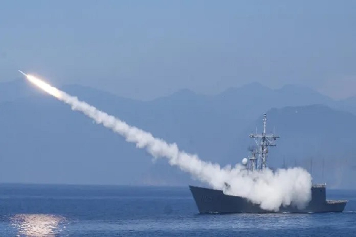 China Taiwan Tension: चीन ने ताइवान के समुद्री तट के पास दागीं 11 मिसाइलें, पांच जापान के इलाके में गिरी