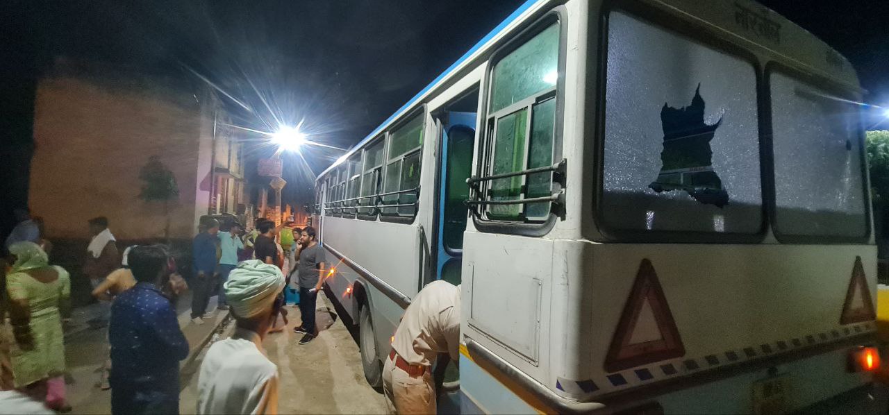 जयपुर-दिल्ली हाइवे पर अज्ञात बदमाशों ने हरियाणा रोडवेज बस में तोडफ़ोड़ व हवाई फायरिंग की, यात्रियों में फैली दहशत--ViDEO