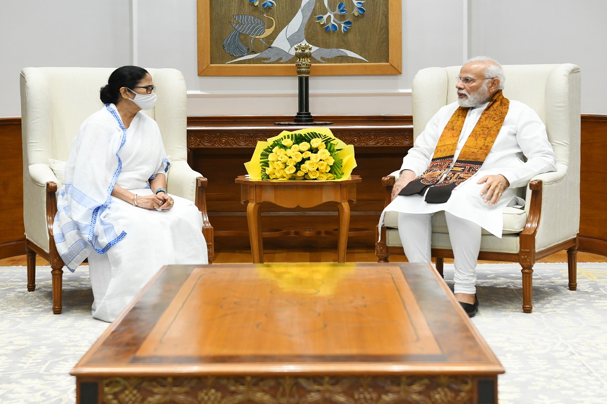 PM मोदी से मिलीं बंगाल CM ममता बनर्जी, विकास योजनाओं के 1 लाख करोड़ के बकाए फंड की मांग की