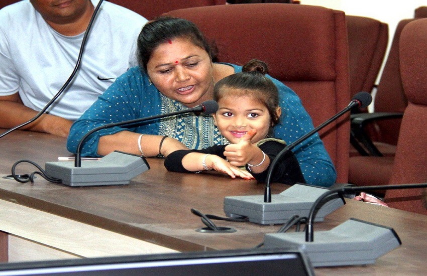 Gujarat Cochlear implants surgery  राजकोट के 139 मूक बधिर बच्चों को मिली आवाज