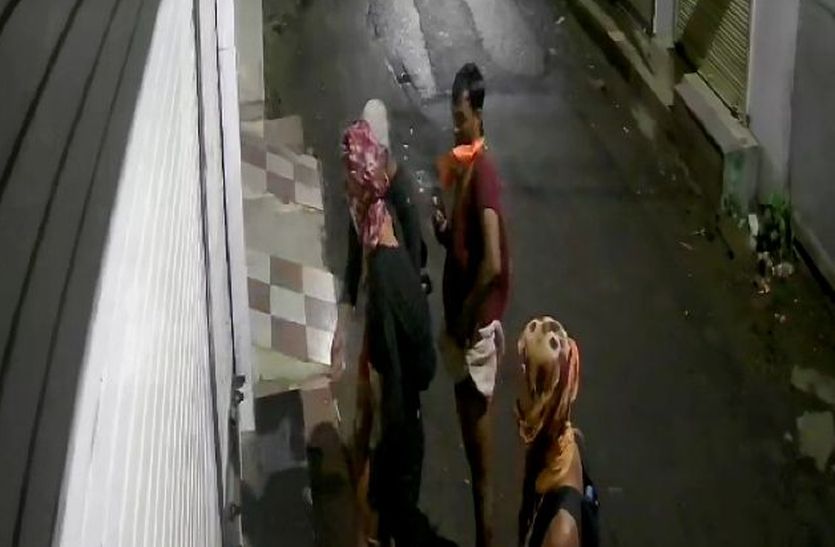 #Ratlam सावधान ! शहर में घुम रही है चोरों की गैंग, सीसीटीवी में कैद हुई Video देखें