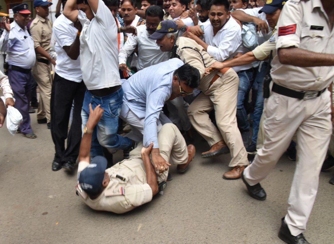 कांग्रेस से जोर आजमाइश में पुलिस अधिकारी गिरे, 180 ने दी गिरफ्तारी