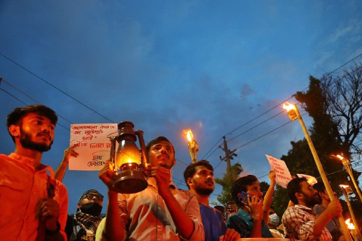 बांग्लादेश में श्रीलंका जैसे हालात, 50% बढ़ी पेट्रोल-डीजल की कीमत, हाथों में लालटेन ले सड़कों पर उतरे लोग
