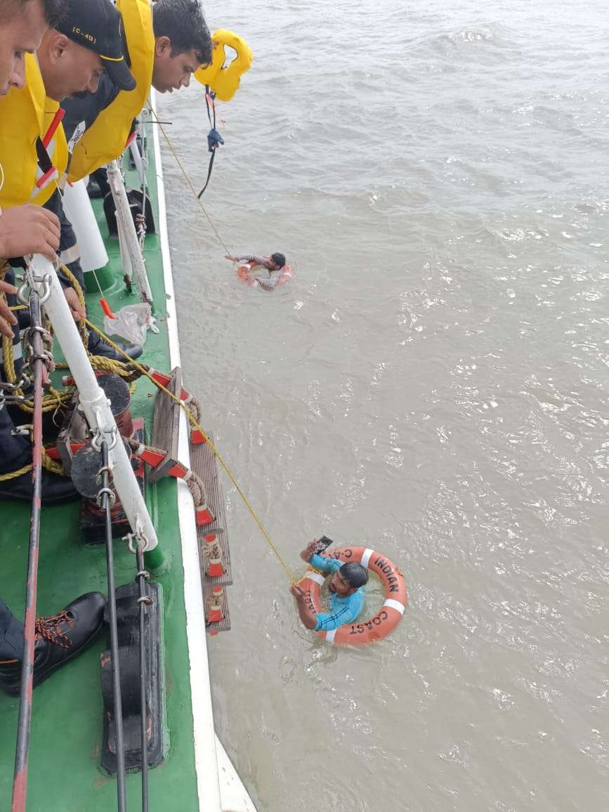 Gujarat: कोस्ट गार्ड ने समुद्र में डूब रहे दो मछुआरों को बचाया