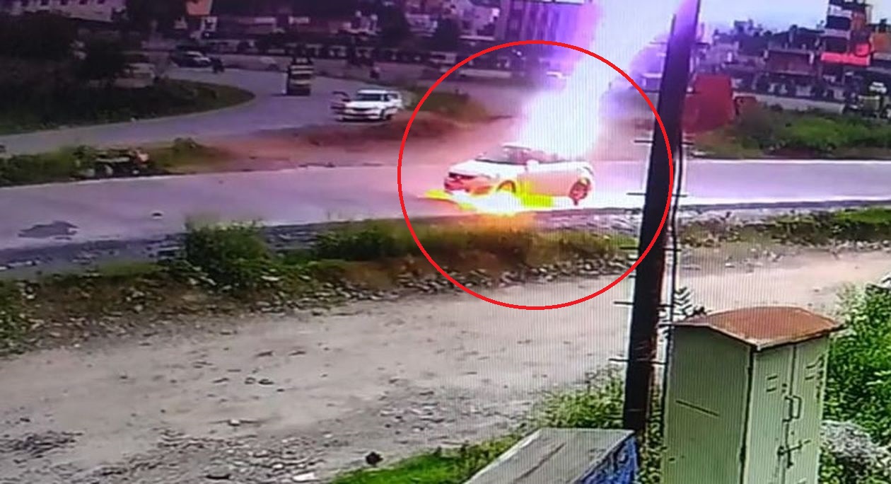 Live video: कार पर गिरी बिजली, मानो मौत छूकर निकल गई