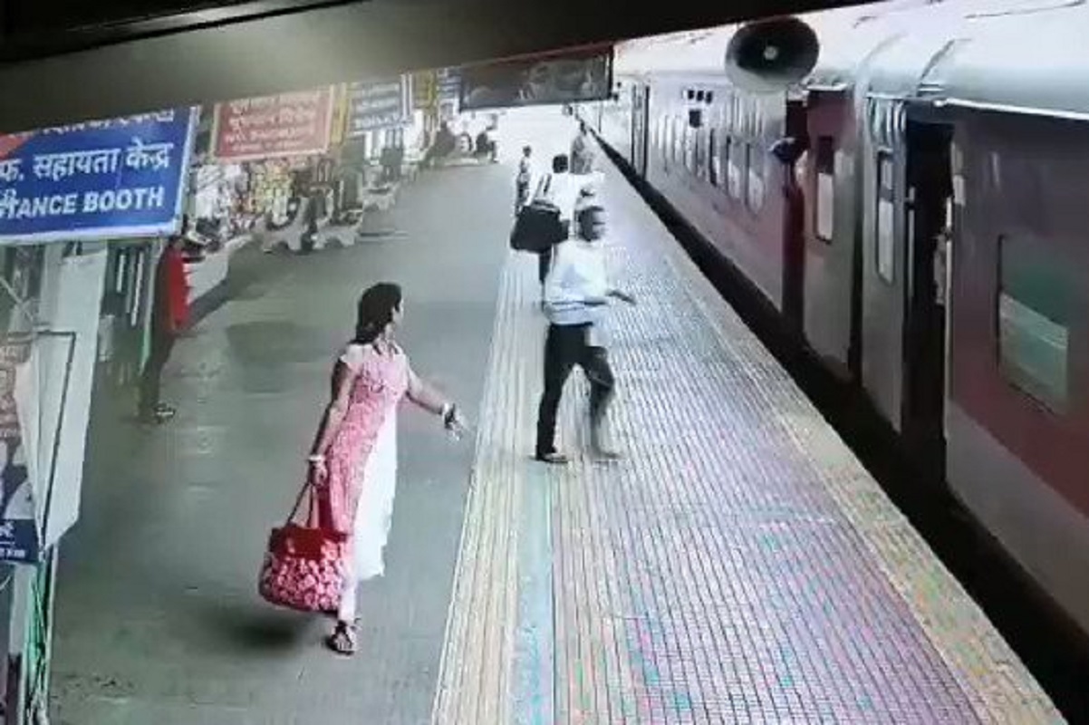 West Bengal News: चलती ट्रेन में चढ़ने की कोशिश में फिसले मां-बेटे, रेलवे पुलिस ने ऐसे  को बचाई जान, रेल मंत्रालय शेयर की वीडियो