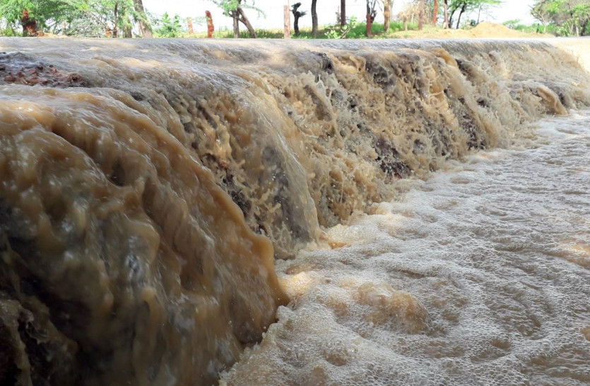 Rajasthan Weather: जोधपुर में भारी बारिश से हवा में झूली पटरियां, अगले तीन दिन भारी बरसात का अलर्ट