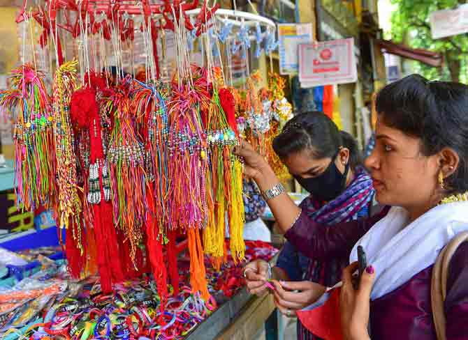 राखी पर बाजारों में रौनक, भाई-बहनों के लिए खरीद रहे गोल्ड- मोबाइल