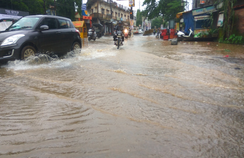 जगदलपुर में 24 घंटे में 120.6 एमएम बारिश, सडक़ों से मोहल्लों तक में पानी ही पानी