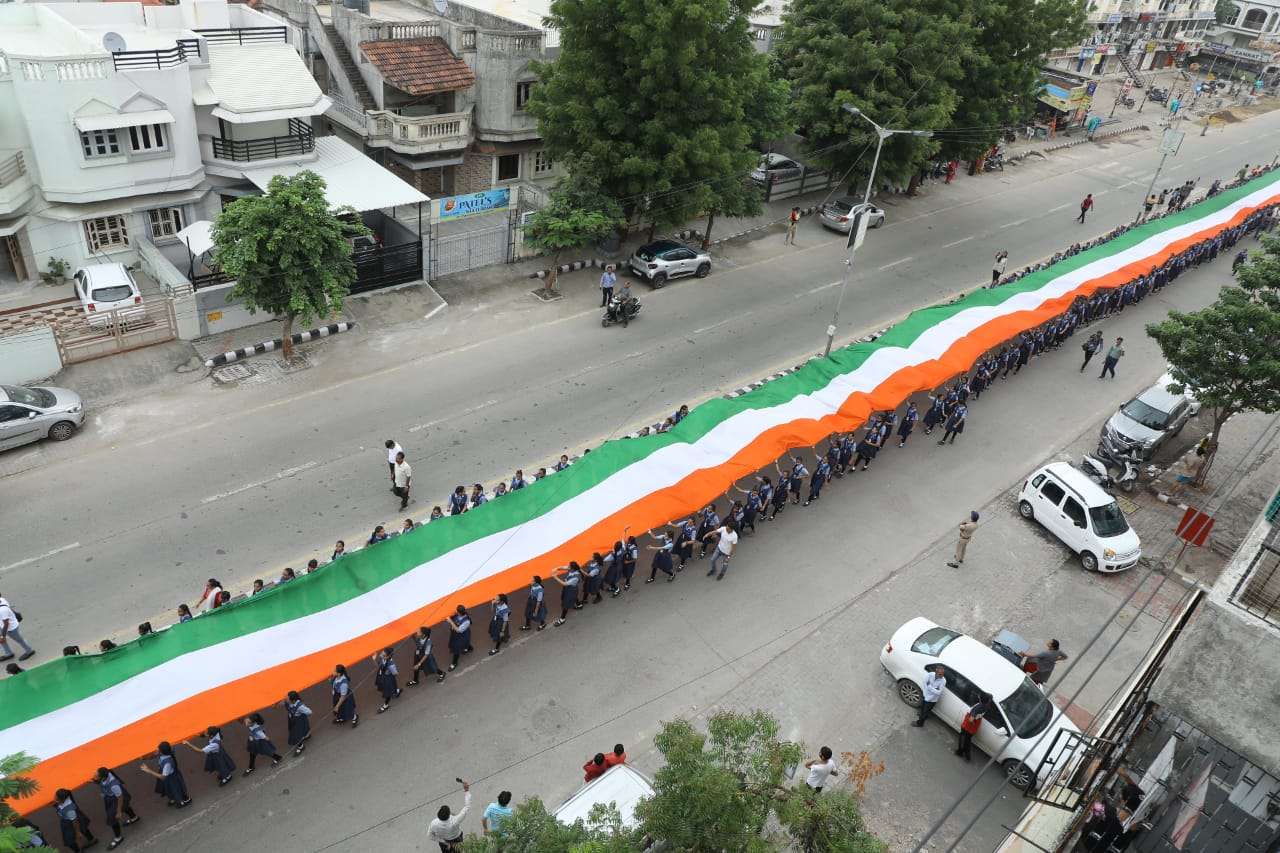 Gujarat: 1551 छात्राओं की 1551 फुट लंबे तिरंगे के साथ तिरंगा यात्रा