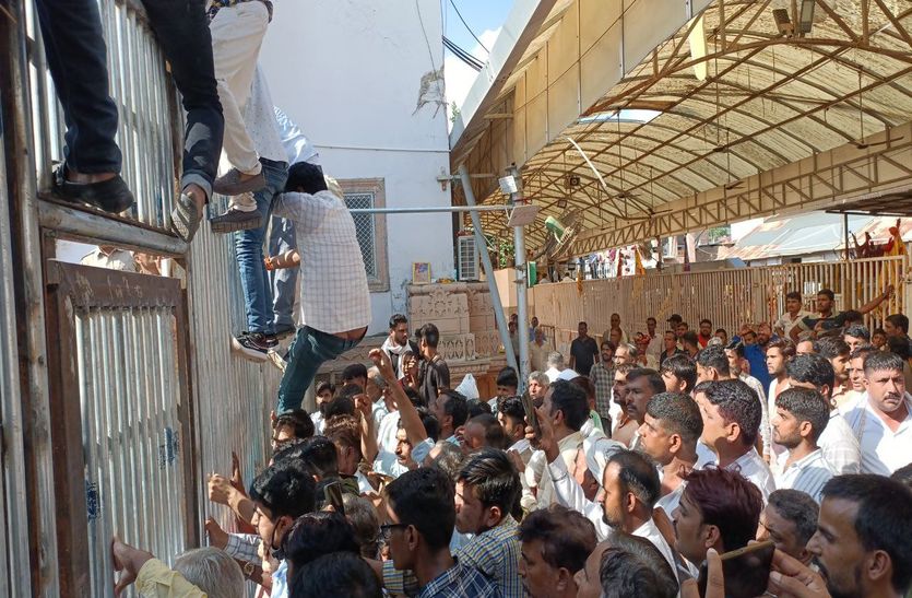 खाटूश्यामजी हादसा: विधायक ने बाजार बंद करवाकर निकाली रैली, मंदिर कमेटी कार्यालय के ताले तोड़कर किया प्रवेश