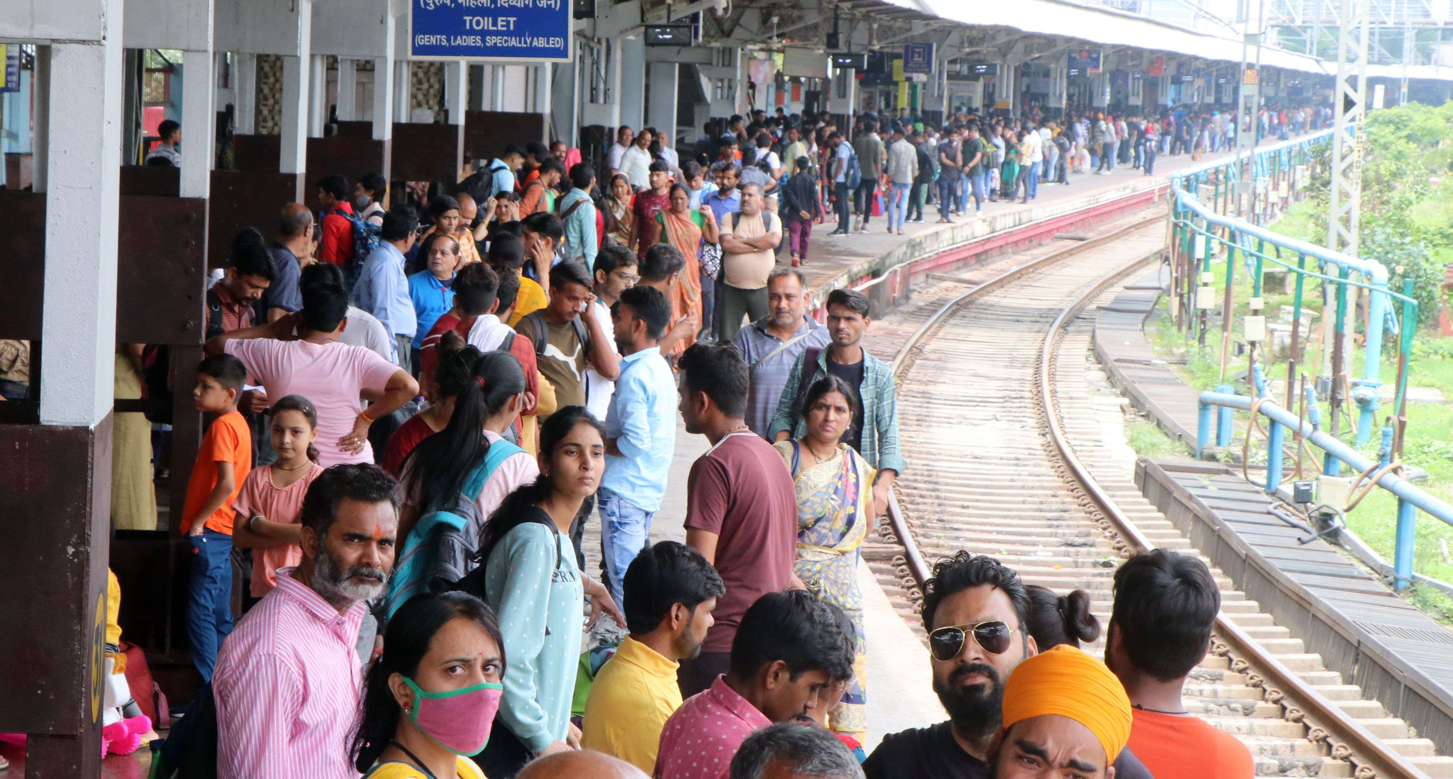 राखी के त्यौंहार के लिए रेल्वे स्टेशन पर यात्रियों को भीड़। इंदौर रविन्द्र सेठिया