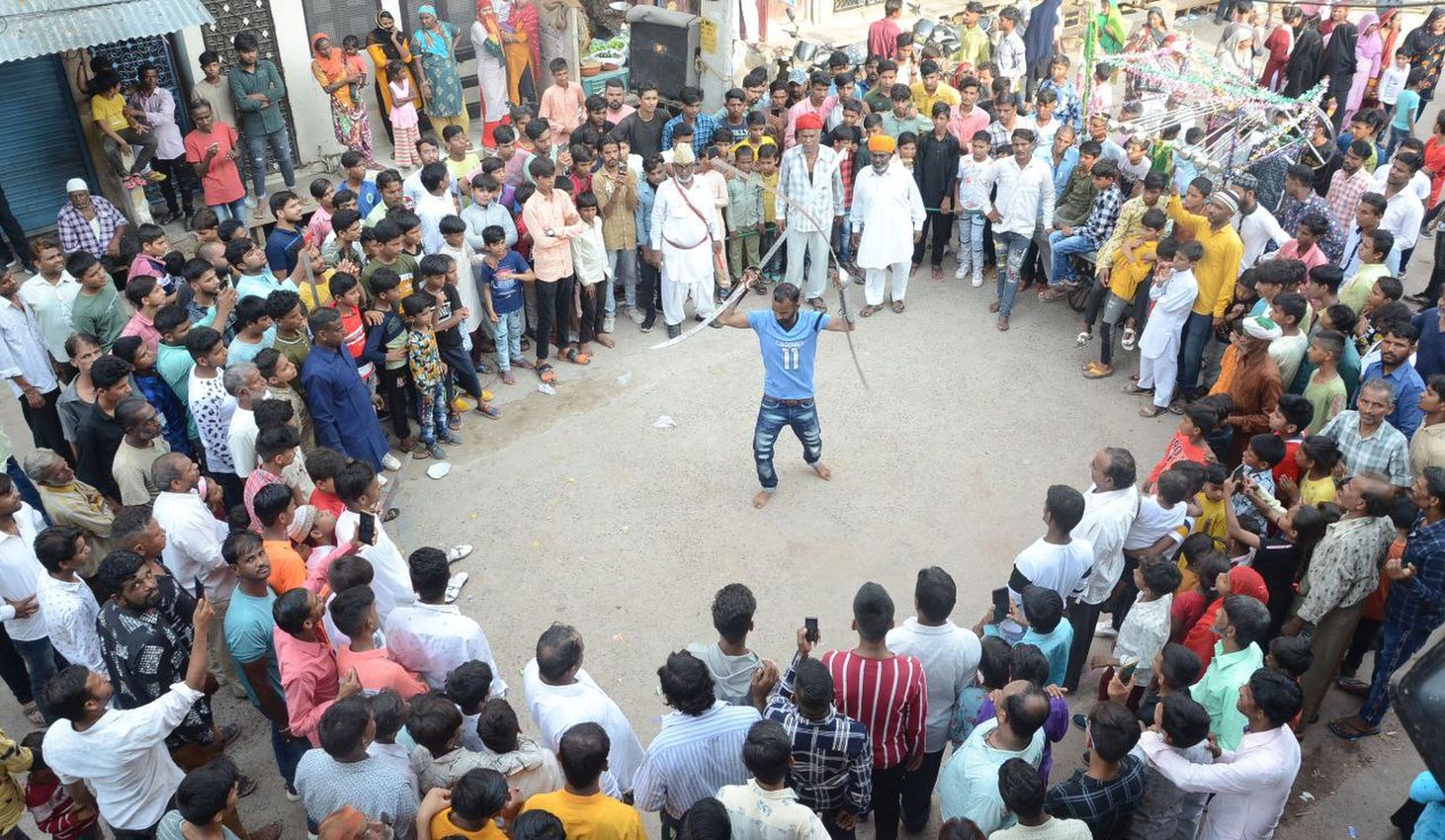 Muharram: मोहर्रम पर ताजिए के सामने अखाड़ों का हैरतअंगेज प्रदर्शन, देखें Video