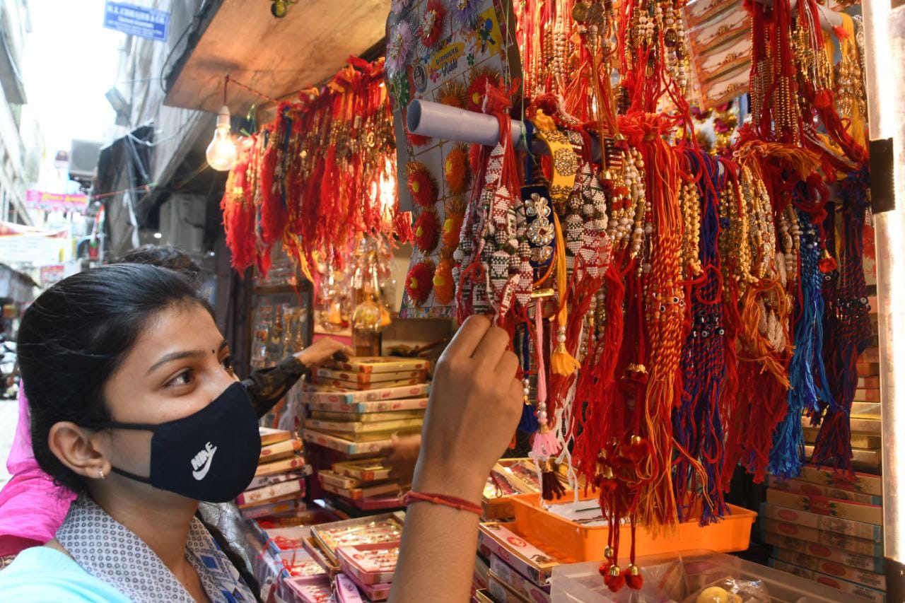 WATCH: साहुकारपेट में रक्षाबंधन पर्व को लेकर सज गया राखियों का बाजार