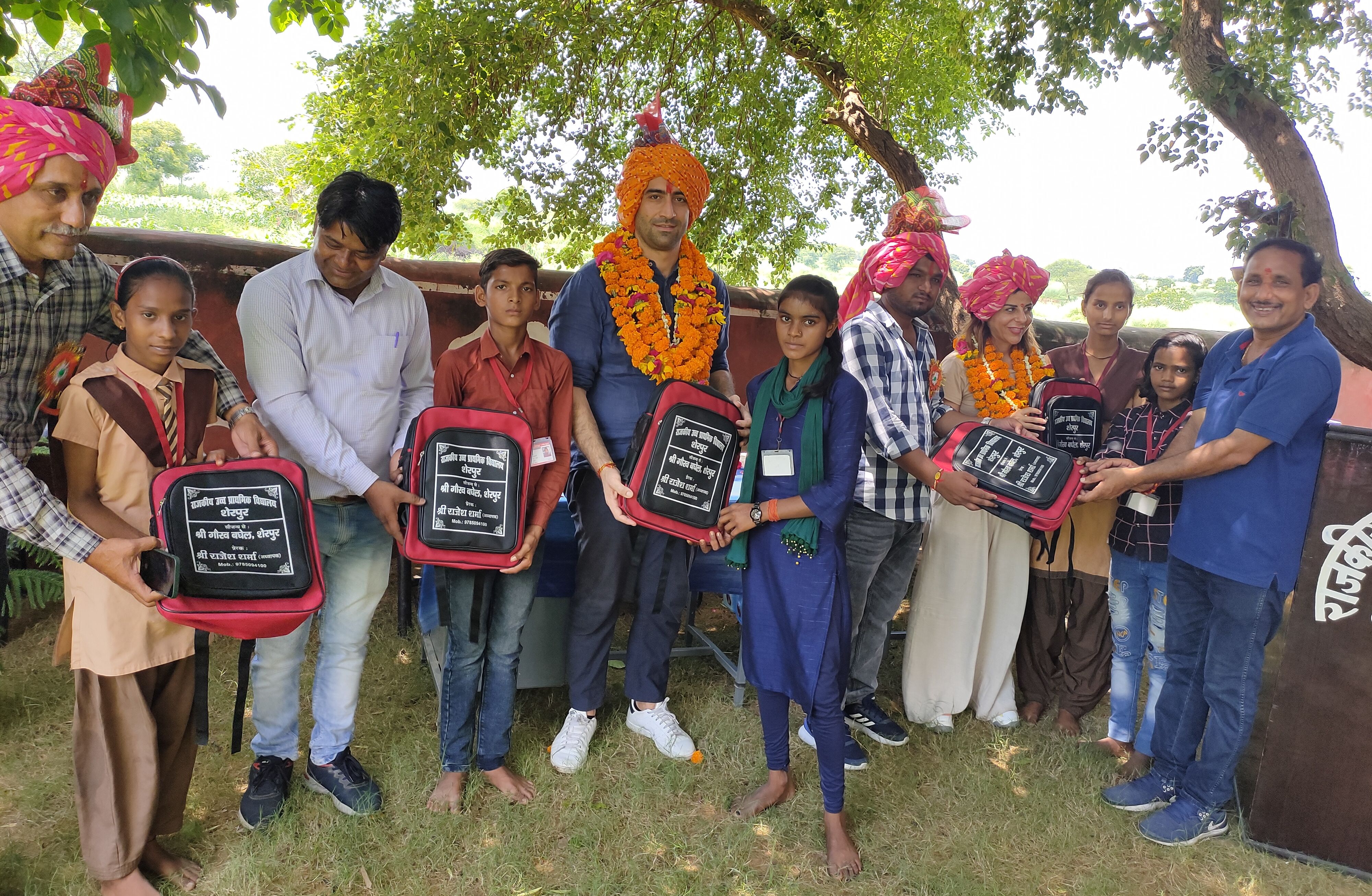 विदेशी मेहमानों ने शेरपुर विद्यालय में व्यक्तिगत स्वच्छता में अव्वल विद्यार्थियों को किया सम्मानित