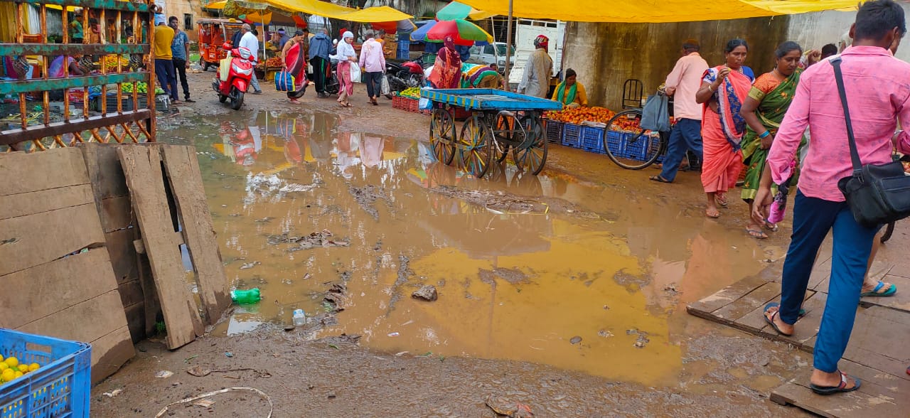कीचड़ में शहर का बुधवारी बाजार, सालों बाद भी नहीं बदली तस्वीर