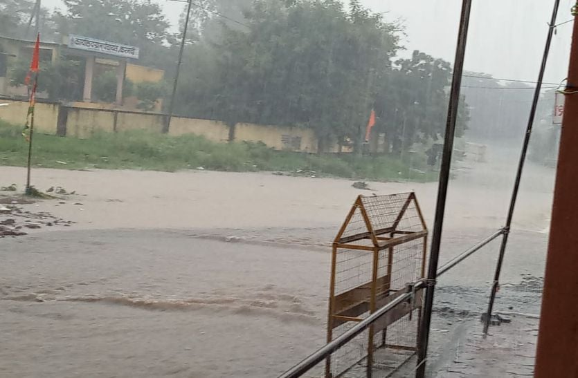 Rain in Ratlam झमाझम बारिश से नदी-नाले उफने, बस्तियों में भरा पानी देखें Video