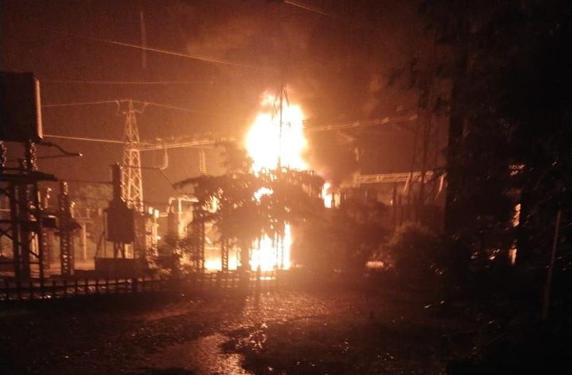 देखें Video आकाशीय बिजली गिरने से रेलवे ग्रिड में आग लगी, करोड़ों का नुकसान