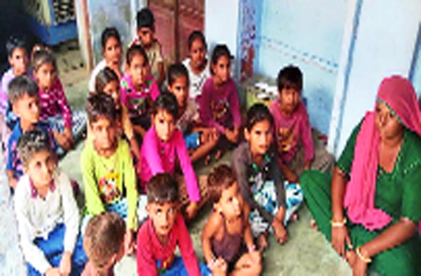 सात साल से घर में गीता घर में चला रही आंगनबाड़ी केन्द्र, ताकि बच्चों को मिले शिक्षा