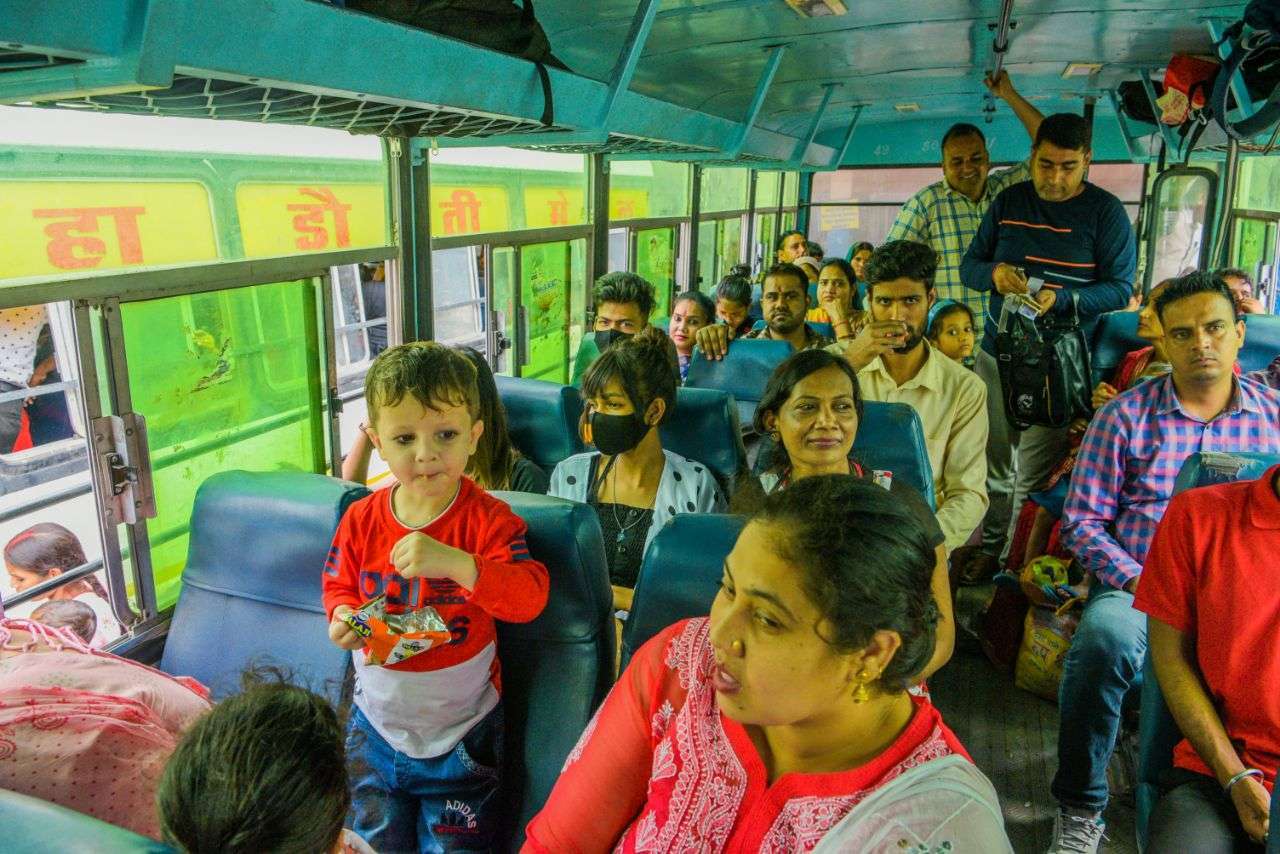 राखी के त्यौहार के उपलक्ष में रोडवे बसों में भीड़
