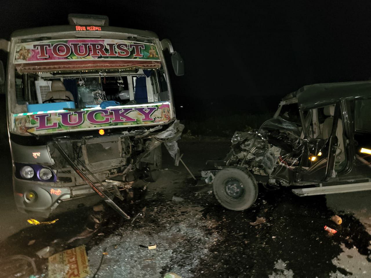 Accident: निजी बस व जीप की भयंकर टक्कर में युवक की मौत