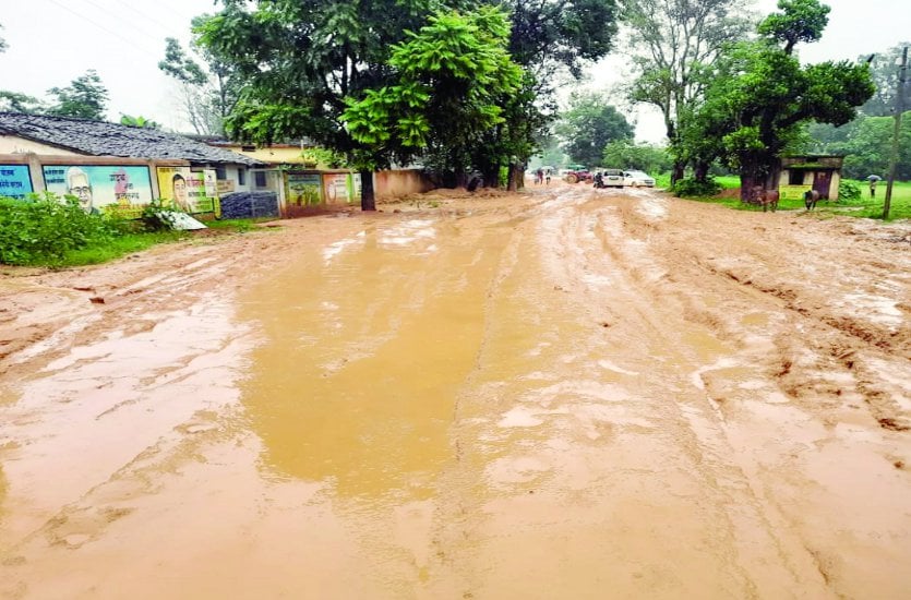 तीन दिनों की लगातार बारिश में जिले की कई सड़कों का खो गया अस्तित्व