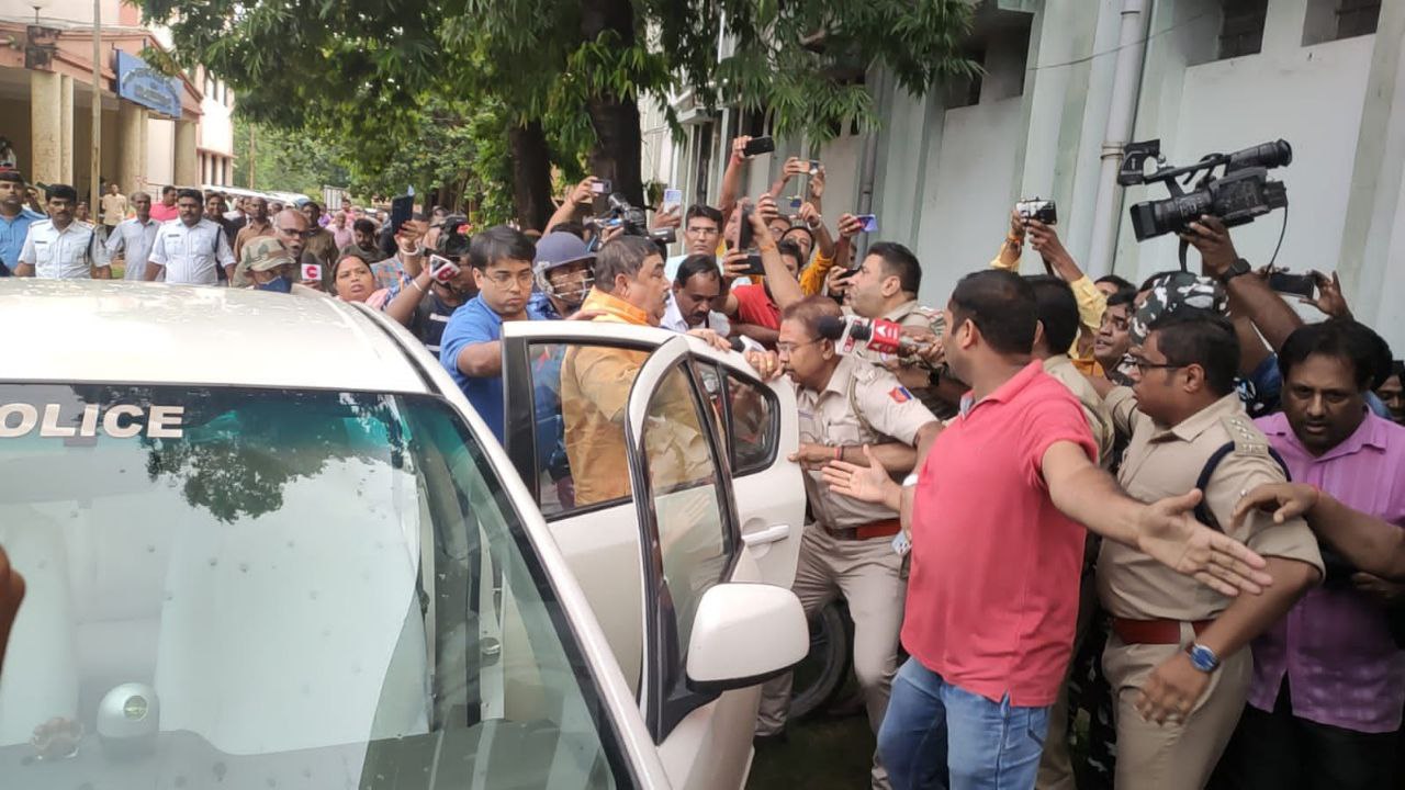 तृणमूल कांग्रेस के वरिष्ठ नेता अनुब्रत मंडल गिरफ्तार