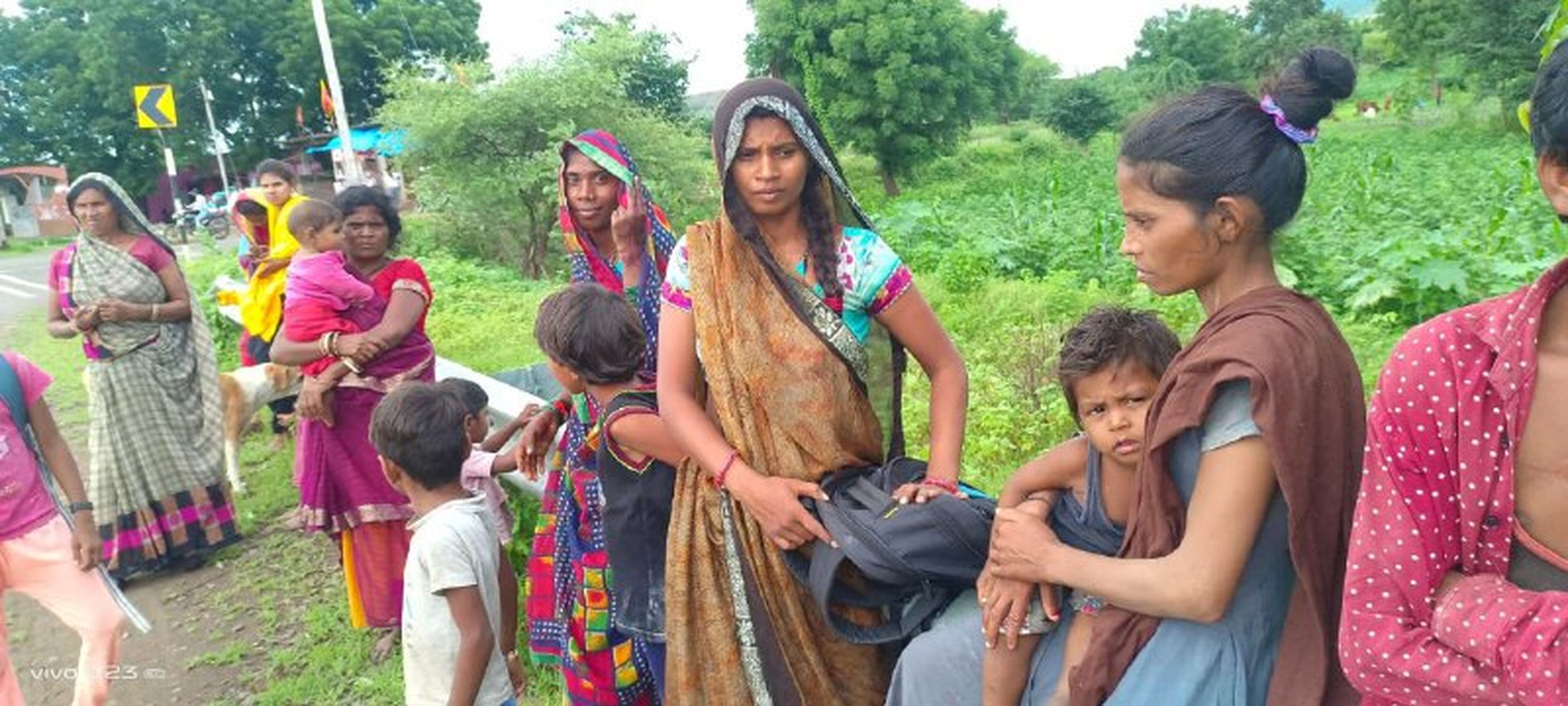 त्योहार के दिन एक हाथ में कपडों से भरा बैग और दूसरे हाथ में बच्चे को लेकर घर छोडने को क्यों मजबूर हुए ग्रामीण